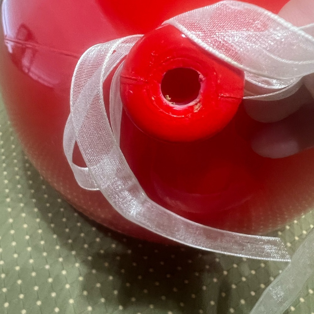 14” Red Kisses Ceramic Balloon - Picture 4 of 9